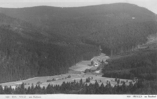 Hora Boubn s Idinou pilou a loveckm zmekem v pozad  r.1930