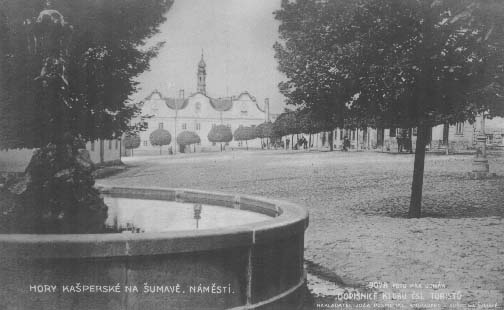 Kana na nmst, v pozad radnice  r.1926