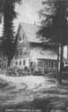 Turisti ped chatou KST, postavenou v letech 1922 -23 ,  r.1923